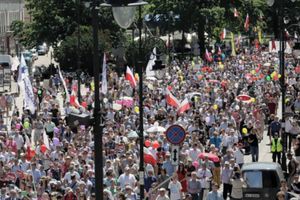 Warszawa marszami podzielona. Dwa polityczne pochody w centrum stolicy tuż przed drugą turą