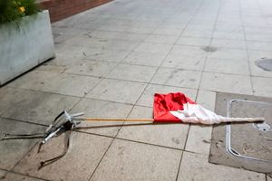 Zerwał flagę Polski i rzucił na chodnik