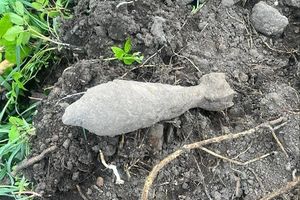 Policjanci zabezpieczali miejsce znalezienia niebezpiecznych pozostałości po II wojnie światowej