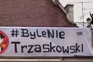 Zorro kradnie show Trzaskowskiemu – policja wszczyna pościg po dachach