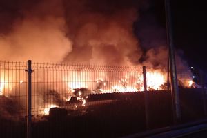 Wielki pożar pod Warszawą – chemicy na miejscu, słyszano wybuchy