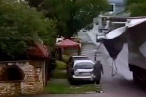 [VIDEO] Kobieta ciężko ranna po uderzeniu pasem z ciężarówki