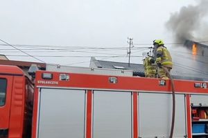 W pożarze kamienicy zginął 12-letni chłopiec, jego mama walczy o życie