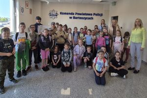 Dzieci z wizytą w komendzie policji