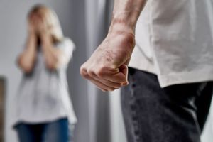 Policja wyrzuciła z domu 66-latka za przemoc wobec żony