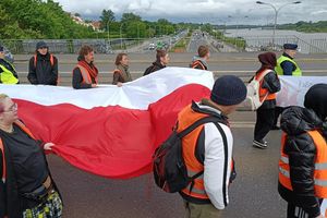 Aktywiści zablokowali Warszawę, część z nich przykleiła się do jezdni mostu Poniatowskiego