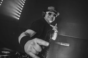 Nie żyje DJ Hazel. Znaleziony martwy w aucie nad jeziorem. Polska scena klubowa w żałobie