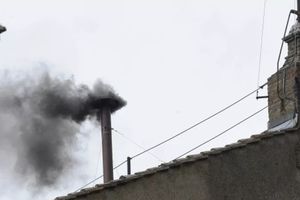 Czarny dym nad Watykanem. Pierwsze głosowanie kardynałów