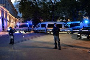 Brutalne zabójstwo na UW. Zabójca odrąbał kobiecie głowę?