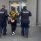  Groził pistoletem na stacji i prowadził pod wpływem narkotyków. Policja znalazła w jego domu marihuanę i kolejną broń