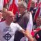 Prowokacja podczas Marszu za Polską. Neonazista z flagą 1488 wtargnął w tłum