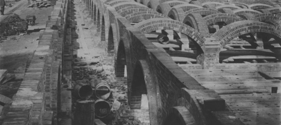 Budowa filtrów powolnych na Stacji Filtrów (na pierwszym planie) i pawilonów szpitala Dzieciątka Jezus (w głębi). Reprodukcja fotografii wykonanej w latach 1898-1900./NAC