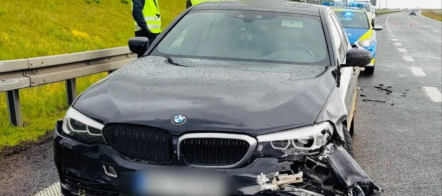 Kierowca samochodu marki BMW nie dostosował prędkości do warunków panujących na drodze, w wyniku czego stracił panowanie nad pojazdem i uderzył w barierę energochłonną 