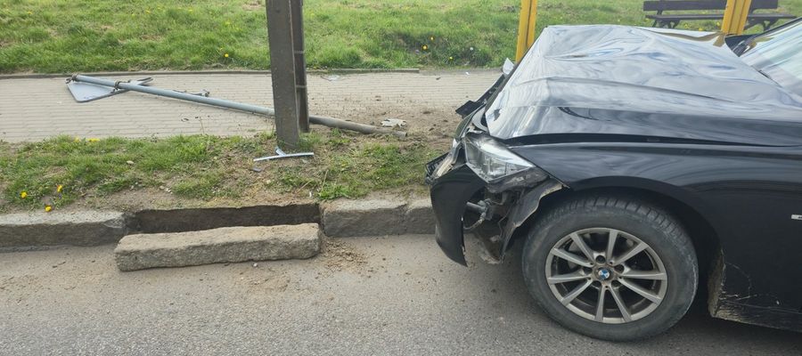Pijany uderzył autem w słup oświetleniowy. Ujęli go świadkowie