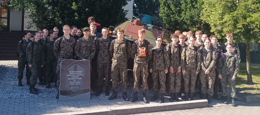 Wspólna fotografia na terenie brodnickiej jednostki