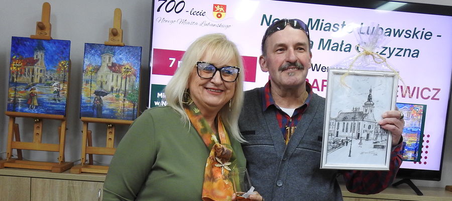 Przed wernisażem rozdano numerowane kupony do losowania jednej z prac pani Barbary. Szczęście miał Marek Adamski z Kurzętnika...