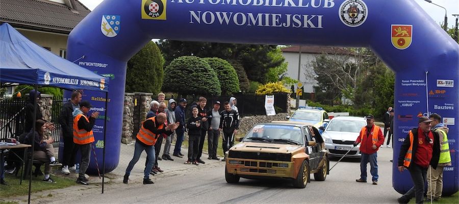 Na starcie Andrzej Kleina, senior wśród sportowych kierowców, który liczy sobie 78 lat