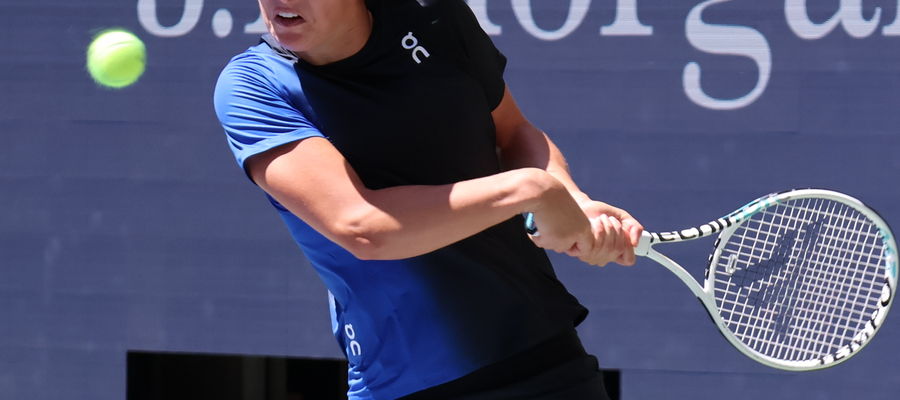 Źródło foto: https://commons.wikimedia.org/wiki/File:Iga_%C5%9Awi%C4%85tek_%282023_US_Open%29_07_%28cropped%29.jpg
