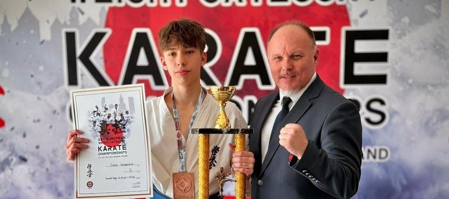 Oskar Szczepański, młody mieszkaniec Nowego Miasta i jego trener Tomasz Gąska