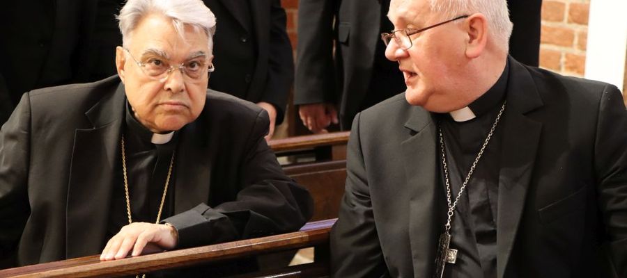 Kardynał Marcello Semeraro (z lewej), prefekt watykańskiej Dykasterii Spraw Kanonizacyjnych przybył już do Olsztyna.