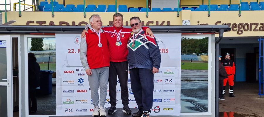 Mieczysław Kubacki po zawodach w Toruniu na podium (w środku)