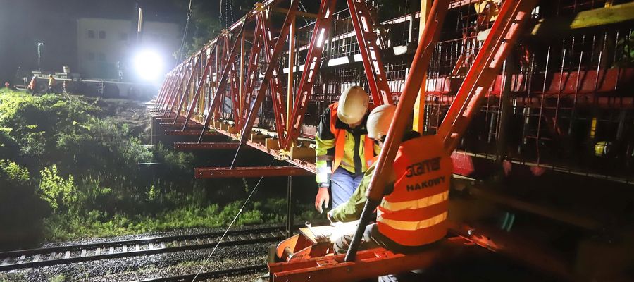 [WIDEO] 17 ton, prawie 30m długości - tymczasowy wiadukt na Tracku w Olsztynie