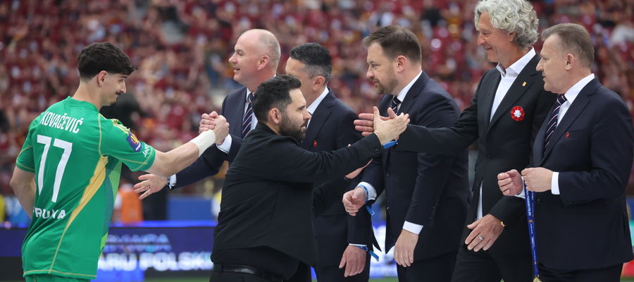 Trener Legii Warszawa Goncalo Feio odbiera złoty medal po zdobyciu Pucharu Polski