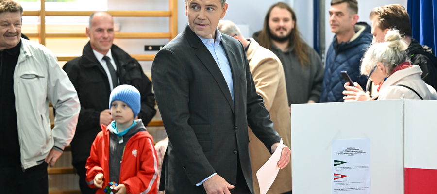  Wybory prezydenta RP - I tura. Kandydat Komitetu Obywatelskiego, popierany przez Prawo i Sprawiedliwość prezes IPN Karol Nawrocki podczas głosowania w lokalu wyborczym w Gdańsku.