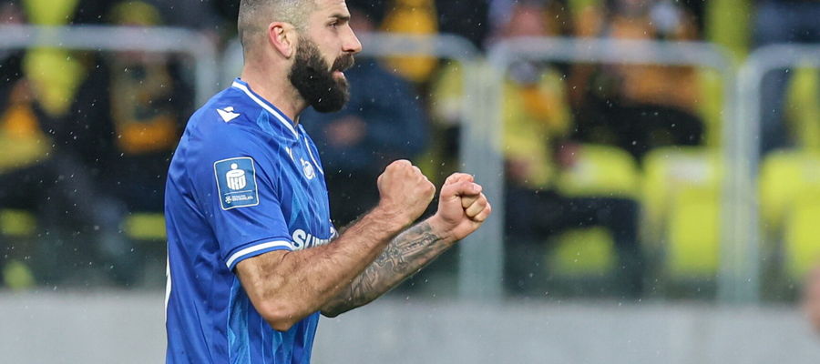 Mikael Ishak (Lech) cieszy się ze zdobycia gola podczas meczu z GKS Katowice