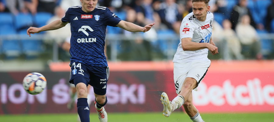  Piłkarz Wisły Płock Dominik Kun (z lewej) i Krzysztof Koton z Polonii Warszawa 