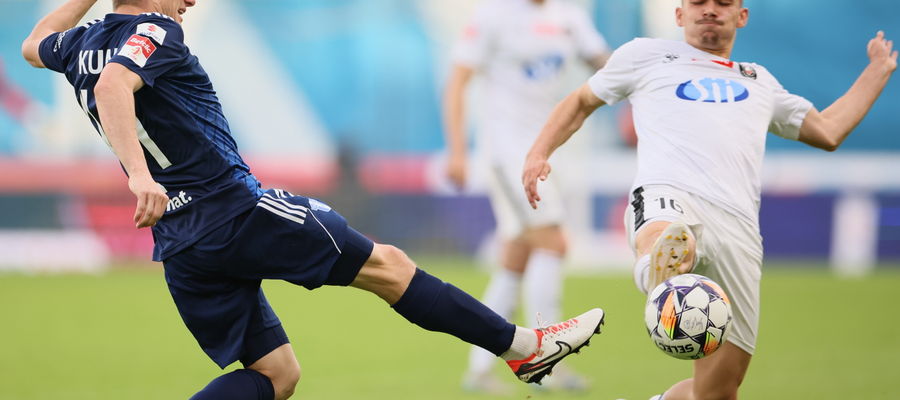 Piłkarz Wisły Płock Dominik Kun (L) i Krzysztof Koton (P) z Polonii Warszawa podczas półfinałowego meczu barażowego o awans do Ekstraklasy, 29 bm. 