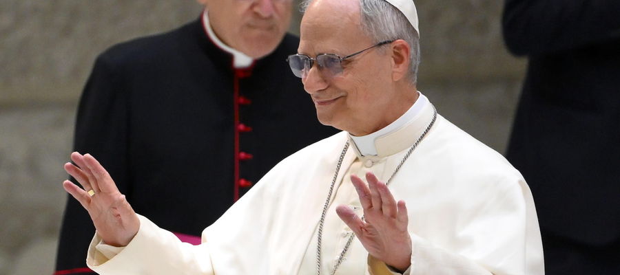 Papież Leon XIV podczas audiencji dla watykanistów i wysłanników mediów z wielu krajów świata.