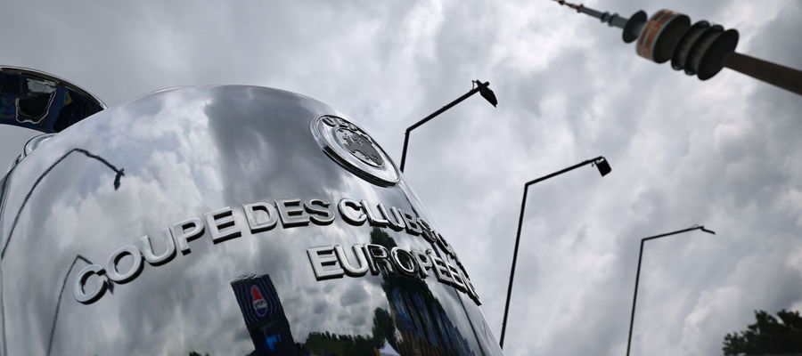 
Wielka kopia pucharu Ligi Mistrzów UEFA wystawiona w Parku Olimpijskim w Monachium