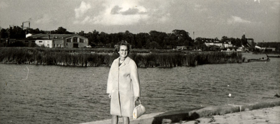 Pani Irena Berentowicz. Molo w Giżycko, ok. 1974 r.