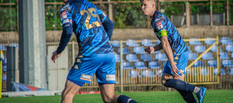 Kapitan Olimpii Hubert Matynia i jego koledzy żegnają się z II ligą w bolesny sposób 
