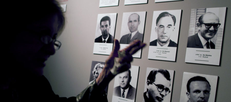 Zdjęcia agentów Mosadu, którzy wzięli udział w porwaniu Adolfa Eichmanna na wystawie w Tel Awiwie.