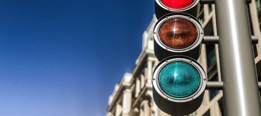 Nietypowy sygnalizator. Co oznacza czerwony krzyż na skrzyżowaniu?