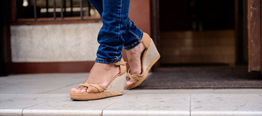 Wygoda i styl na koturnie. Te buty będą hitem lata 2025