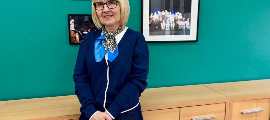Bożena Balbuza – nauczycielka języka polskiego i założycielka zespołu teatralnego „Podaj dalej”. Od dwóch dekad z pasją prowadzi szkolne zajęcia teatralne