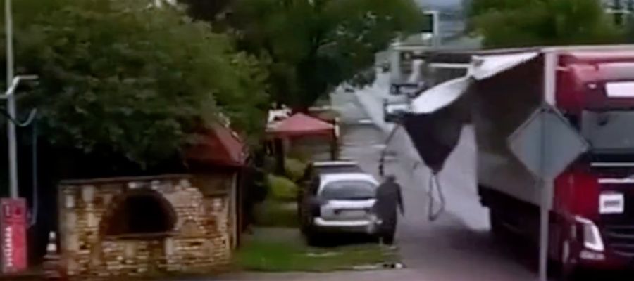 [VIDEO] Kobieta ciężko ranna po uderzeniu pasem z ciężarówki