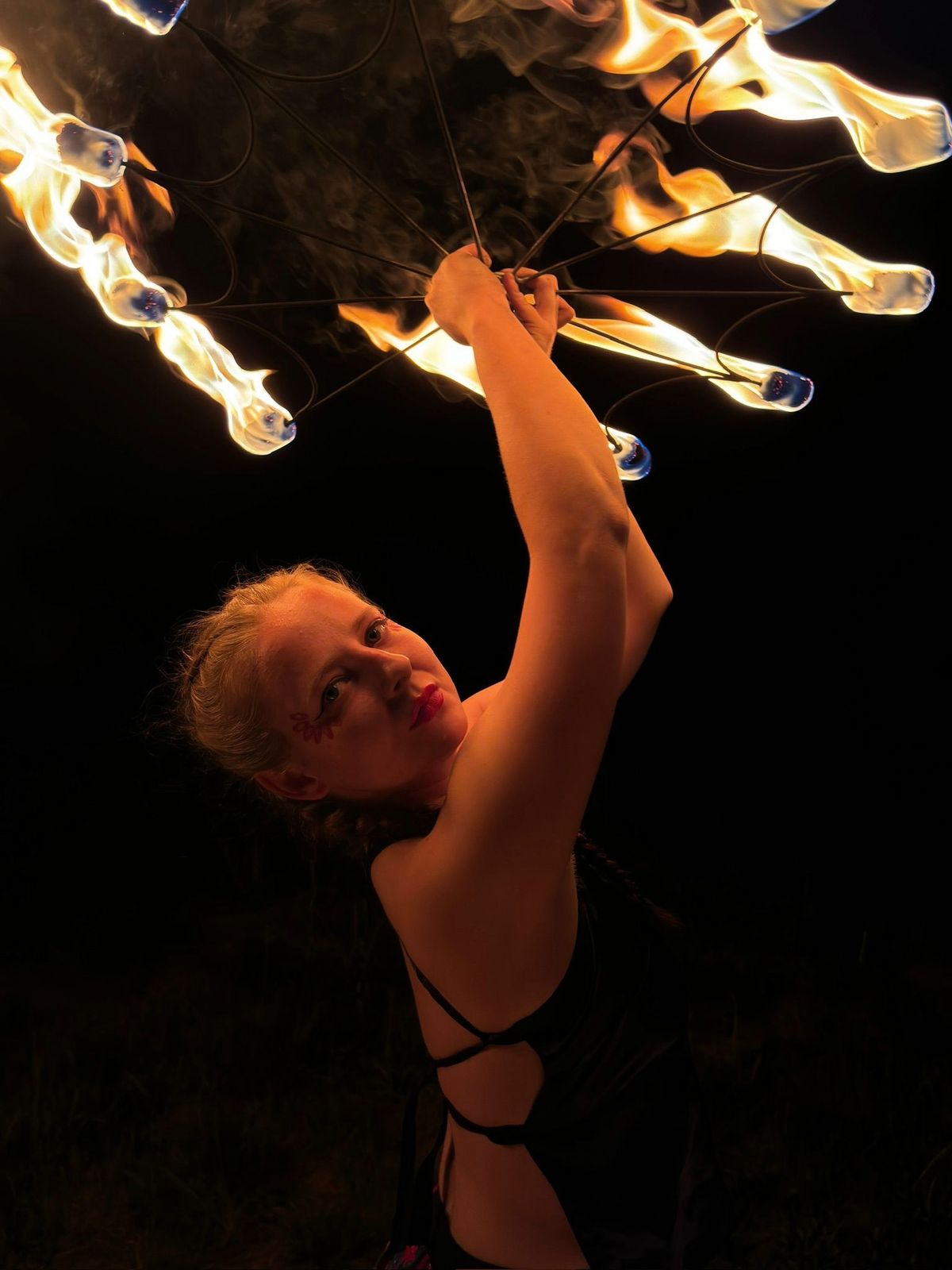 – Od dzieciństwa tworzę pokazy tańca z ogniem, więc mam obycie z tym żywiołem — mówi Agata