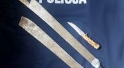 Pobudzony mężczyzna z maczetami!
