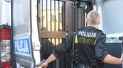 Z niewiadomej przyczyny uderzył ciężarną kobietę w głowę