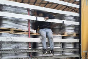 Tego się nie spodziewali. Imigrant z Palestyny ukrywał się w ciężarówce z felgami