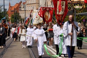 [WIDEO] Boże Ciało 2025 w Olsztynie – tysiące wiernych na centralnej procesji