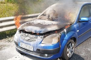 Policjanci z Komisariatu Policji w Lidzbarku gasili płonące auto