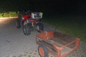 Quadem z przyczepką…po chodniku. Można? Można! 