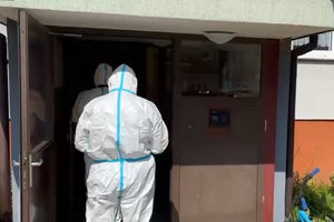 Dramatyczne odkrycie! Brak sąsiadów i dziwny zapach wydobywający się z ich zamkniętego mieszkania