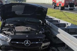 Stracił panowanie nad pojazdem na S7. Samochód uderzył w bariery ochronne  