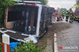 Autokar z młodzieżą wypadł z drogi i przewrócił się do rowu. Sześć osób poszkodowanych